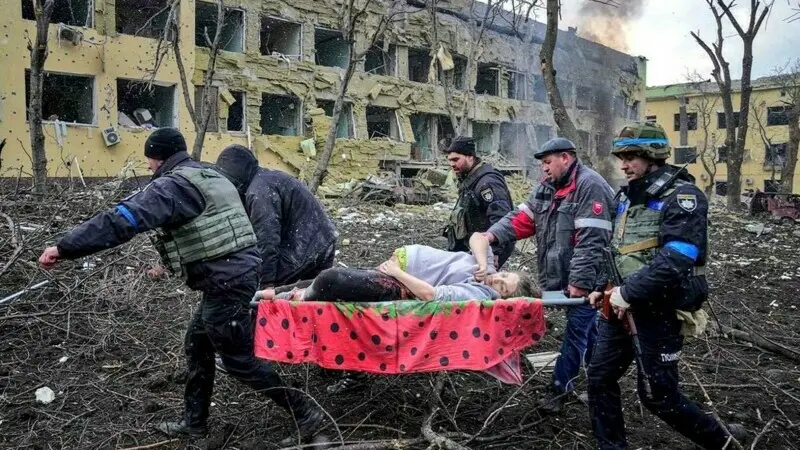 Bebelușul gravidei rănite în atacul maternității din Mariupol a murit. Nici mama nu a supraviețuit. / Foto: dailymail.co.uk