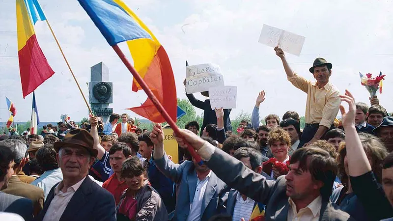 FLORI ȘI BANI Pe 7 mai 1990, moldovenii de pe
ambele maluri s-au reîntâlnit pe „Podul de flori”. Stânga: la Albița. După 30 de ani, florile nu mai ajung. România trebuie să ajute Moldova mai ales financiar - Foto: Getty Images