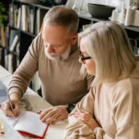 Cuplu de pensionari calculându-şi pensia privată - Foto: Pexels/Yan Krukau
