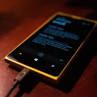 Nu mai face asta în timp ce îți încarci telefonul mobil, vei regreta mai târziu! Îi scurtează viața - FOTO:Profimedia(imagine cu rol ilustrativ)