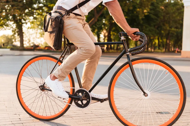 Bărbat care merge pe bicicletă - Foto: Freepik (rol ilustrativ)