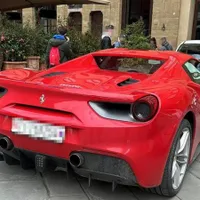 Un american de 43 de ani cu un Ferrari Spider a circulat pe contrasens pe Via dei Gondi și a parcat într-o zonă pietonală din centrul Florenței. - Foto: corriere.it