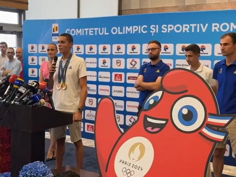 David Popovici a ajuns în țară cu medaliile: ”Două bucăți de metal pentru care muncești o viață” - Foto: captură Facebook/ Agenția Națională pentru Sport