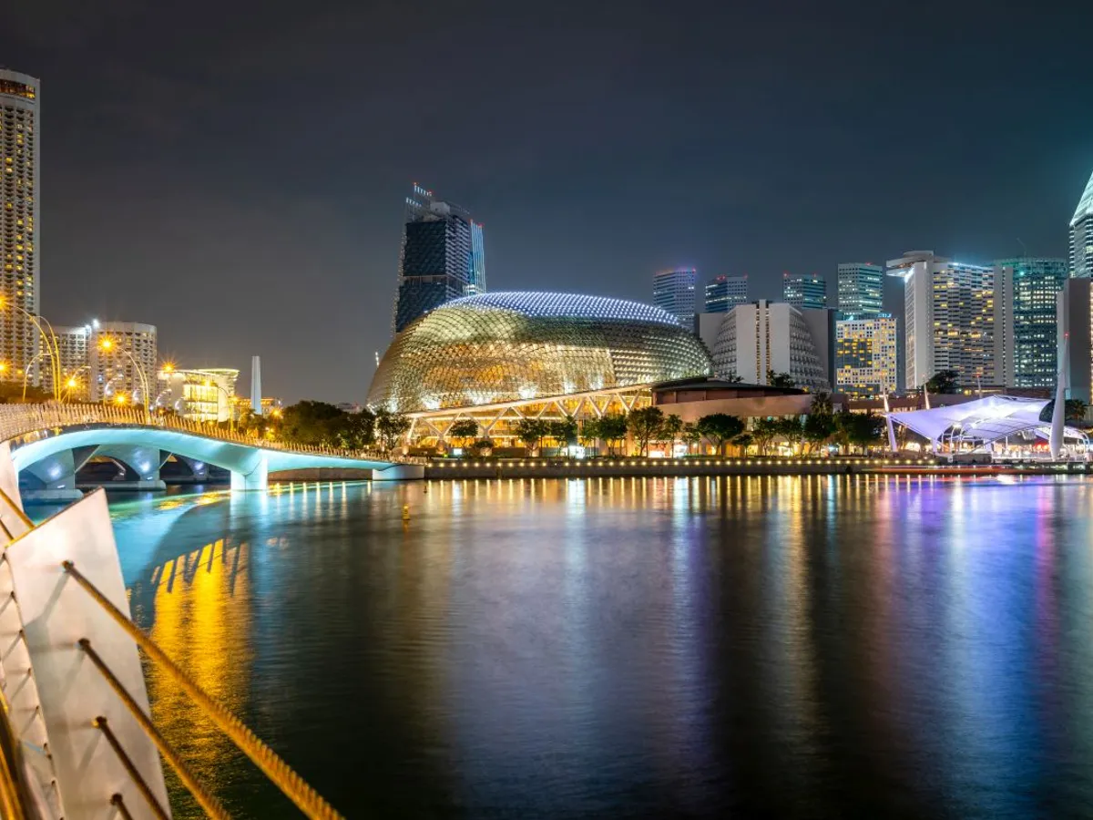 O insulă şi-a climatizat o pădure, pentru a face faţă verilor toride. Are cel mai mare mall în aer liber