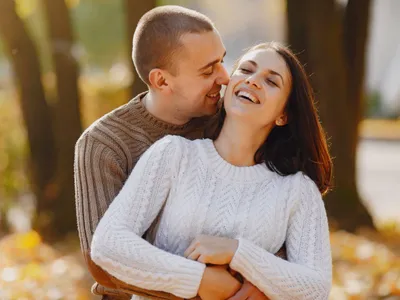 Un cuplu vesel se îmbrățișează în aer liber - Foto: Pexels (Imagine cu rol ilustrativ)