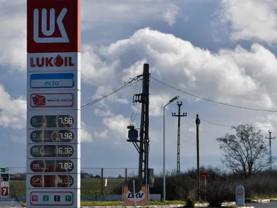 Lukoil își vinde activele străine după sancțiunile impuse de SUA. Cu cât ar putea scădea veniturile și profiturile companiei
