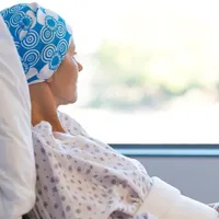 Persoanele care îngrijesc un pacient bolnav de cancer vor beneficia de concediu şi de indemnizaţie/FOTO: bbc.com