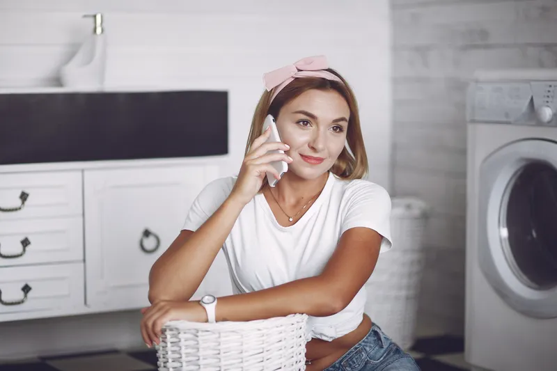 Femeie spală vase - Foto: Freepik