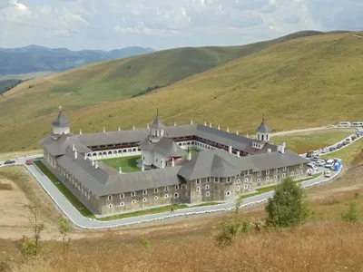 Mănăstirea-cetate din Apuseni unde se trăiește ca pe muntele Athos. Femeile nu au voie să intre aici - Foto: Oprea Anișor