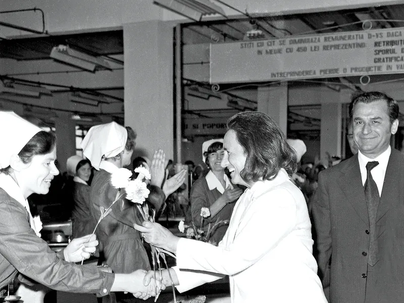 Ion Iliescu și Elena Ceaușescu, la o vizită de lucru a lui Nicolae Ceaușescu la Fabrica de Confecții din Iași, 31 iulie 1976 - Foto: Agerpres