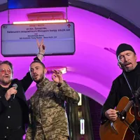 Bono și The Edge au cântat în fața a peste 100 de persoane/ FOTO: Profimedia Images