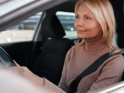 Pensionară la pensie, la volan - Foto: Freepik