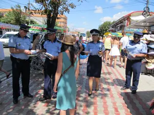 Aici, polițiști care își fac treaba la mare/FOTO: cugetliber.ro