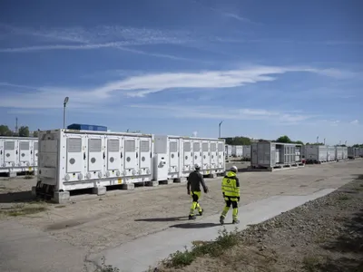 Containere cu baterii de stocare a energiei, în apropierea Termocentralei Maritsa East 3, lângă Galabovo, Bulgaria - Foto: Profimedia Images