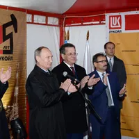 The Russian president, Vladimir Putin, congratulating Lukoil board members/PHOTO: Facebook.com/Lukoil