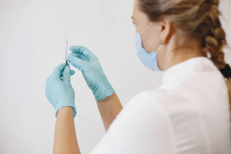 Asistentă care se pregaătește să facă o injecție - Foto: Freepik (rol ilustrativ)