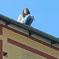 VIDEO O femeie, care amenința că se sinucide aruncându-se de pe bloc, a alunecat. A supraviețuit / Antena 3