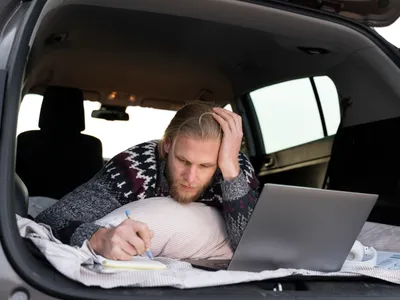 Un IT-st locuiește de 4 ani în mașină deși are o locuință. Câți bani economisește lunar? Foto: Freepik (fotografie cu caracter ilustrativ)