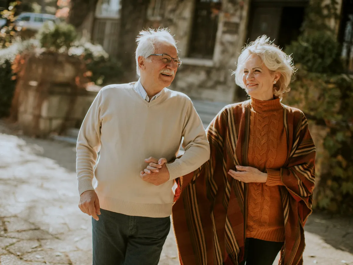 Pensionari la pensie, în parc - Foto: Freepik