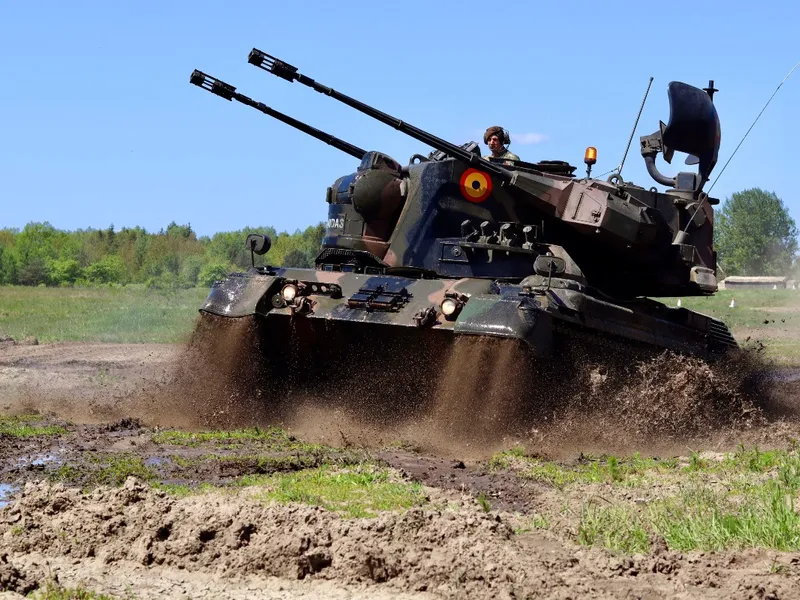 Armata primeste 5% din PIB. Cumpărăm arme și reparăm drumuri ca să se poată merge cu tancurile - FOTO: MApN