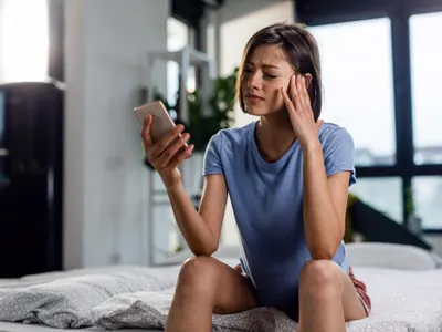 O femeie citește un mesaj pe telefon - Foto: Freepik (rol ilustrativ)