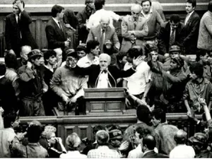 Ion Rațiu, la tribuna Parlamentului în timpul Mineriadei din 1991 - Foto:  romanianculturalcentre.org.uk