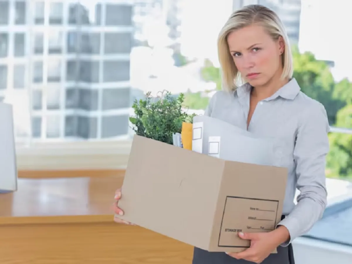 Val de concedieri, în România, în 2026. Care sunt domeniile unde mii de oameni rămân fără locuri de muncă?