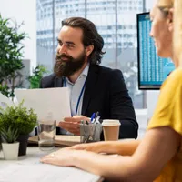 Angajați la birou - Foto: Freepik