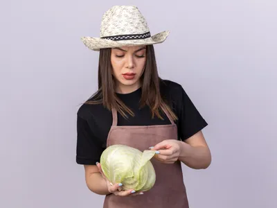 Femeie cu o salată în mână - Foto: Magnific.com (Imagine cu rol ilustrativ)