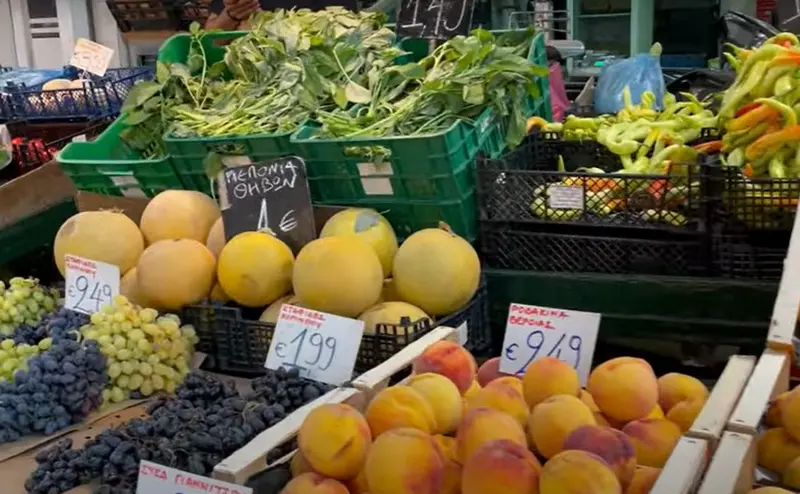 Prețurile în piață în Salonic, mai mici decât în București: 3 €/kg coaste, 4 €/kg fripturi. / Foto: captură video