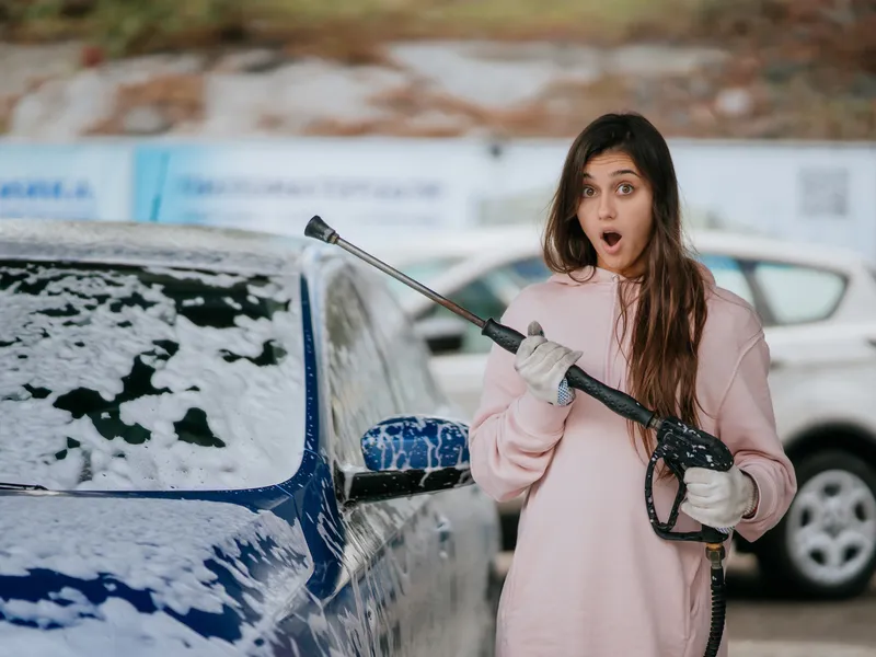 Vrei să speli motorul mașinii? Nu da cu jetul! Cum spun specialiștii că nu riști să strici ceva - Foto: Freepik (Imagine cu rol ilustrativ)