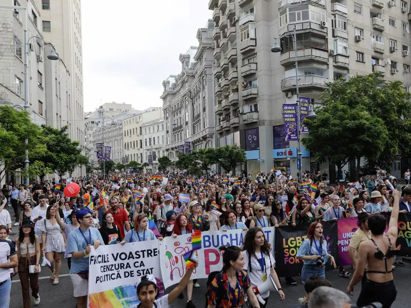 Peste 15.000 de oameni, la Bucharest Pride 2022, marșul de susținere LGBTQIA+. / Foto: Inquam Photos / George Călin