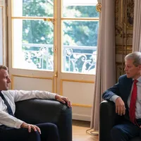 Dacian Cioloș și Emanuel Macron, la discuțiile care au avut loc marți, la Paris Foto: Facebook