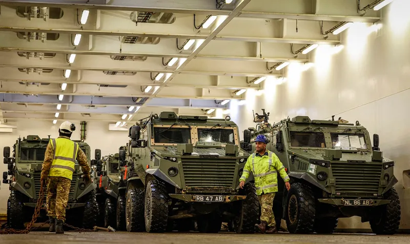 Vehicule blindate aparțin&acirc;nd unității Brigăzii Mecanizate a Armatei Britanice - Foto: Profimedia Images