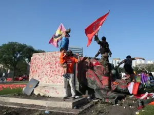 Statui ale reginei Victoria şi reginei Elisabeta a II-a, dărâmate de protestatari în Canada. / Foto: bbc.com