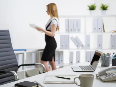 Femeie la birou - Foto: Freepik