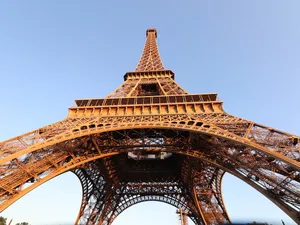 Romii români ascultă manele la maxim și joacă alba-neagra lângă Turnul Eiffel din Paris/FOTO: Unsplash