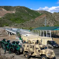 Situația din Nagorno Karabakh continuă să fie tensionată. Imagine de la intrarea în coridorul Lachin, singura legătură terestră a regiunii separatiste Nagorno-Karabah cu Armenia Foto credit: profimediaimages