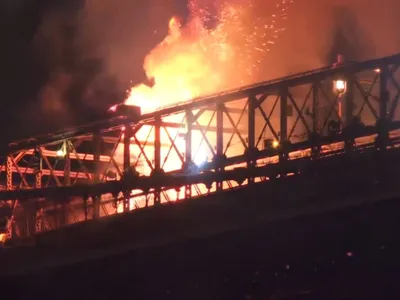 Podul Brooklyn a luat foc în timpul spectacolului de artificii de 4 iulie. Nu s-au raportat răniți - Foto: Profimedia Images