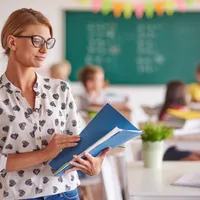 Profesoară în clasă - Foto: magnific.com (Imagine cu rol ilustrativ)