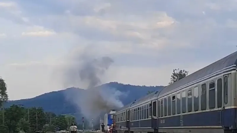 O locomotivă a luat foc în mers. Se deplasa pe ruta Baia Mare-Bucureşti Foto: captură ISU Sălăj