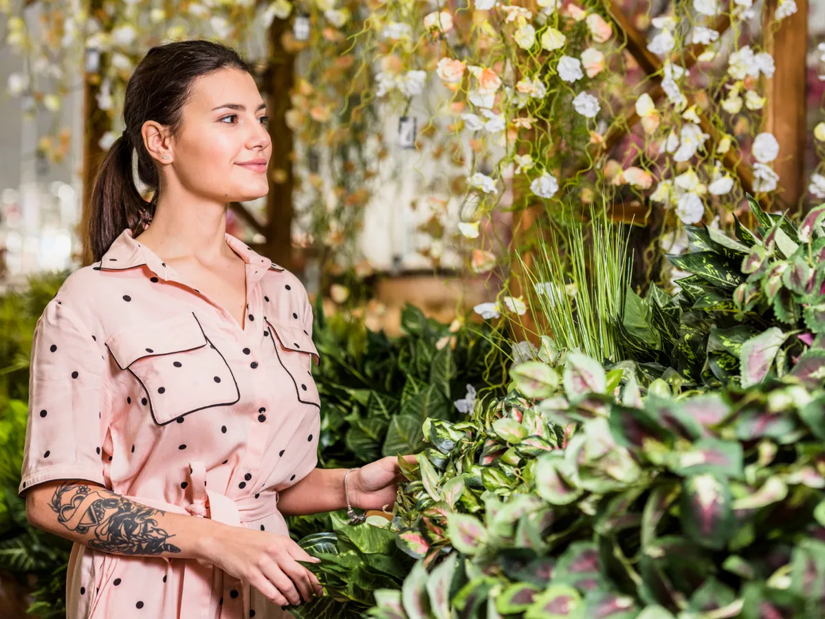 Femeie cu plante - Foto: Freepik (Imagine cu rol ilustrativ)