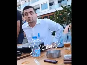 George Simion se relaxa la terasă în Cipru când fanii AUR se băteau cu jandarmii în București - Foto: captură video
