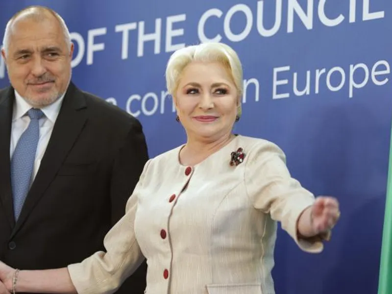 Premierul bulgar Boiko Borisov, pe când avea contacte fizice cu Viorica Dăncilă/FOTO: digi24.ro