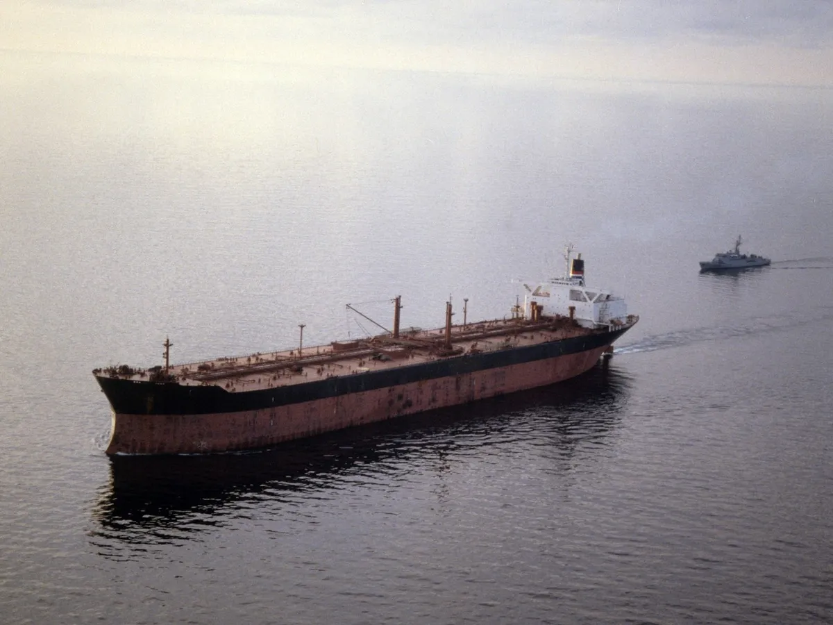 Iranul autorizează trecerea navelor cu bunuri esențiale către porturile sale prin strâmtoarea Ormuz