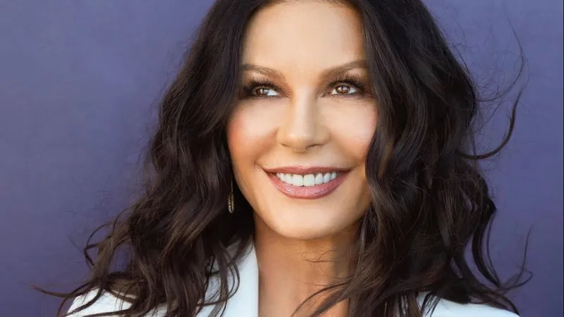Catherine Zeta-Jones, impresionată de frumusețile Bucureștiului la filmările pentru „Wednesday”. / Foto: radioimpuls.ro