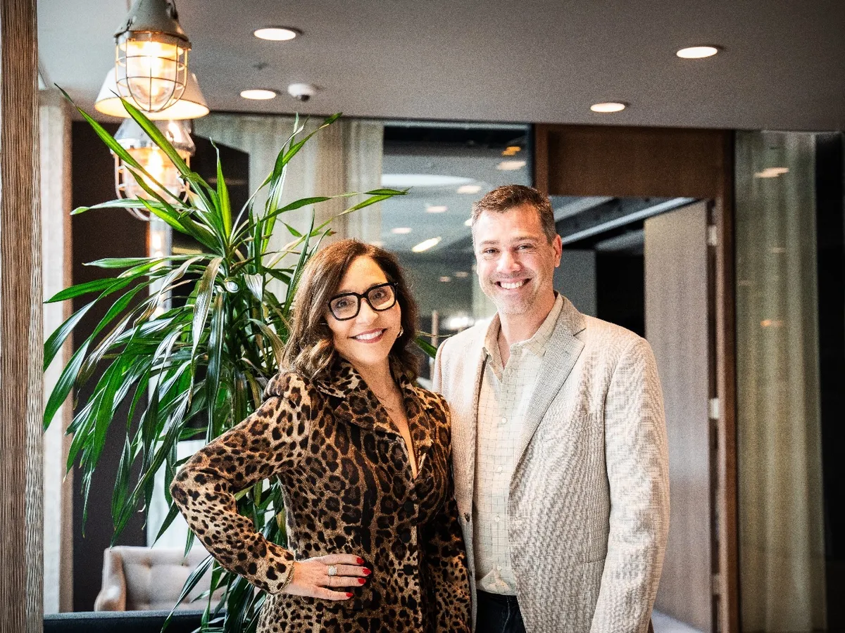 Linda Yaccarino, CEO al X, și Yoni Assia, co-fondator și CEO al eToro
