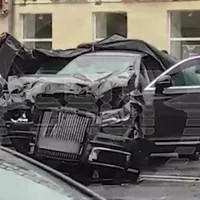 O limuzină Aurus Senat din parcul auto al Bisericii Ortodoxe Ruse a intrat cu viteză, în plin, într-un Volvo XC60 și a rămas aproape fără bot - Foto: captură video
