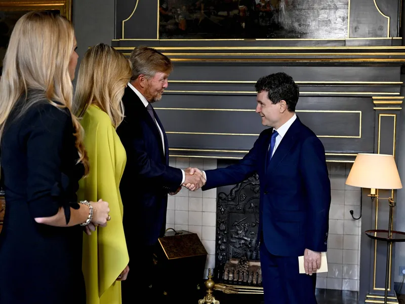 Nicușor Dan dă mâna cu prințesa Amalia, Regina Maxima și Regele Willem-Alexander înainte de cina cu șefii de stat și liderii guvernamentali la palatul Huis ten Bosch, în marja summitului NATO de la Haga - Foto: Profimedia Images