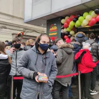 Aglomerație la deschiderea unui fast-food în București/FOTO: G4 Media